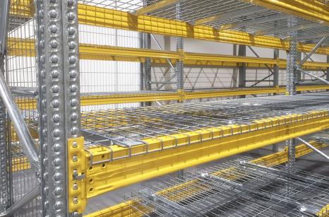 Pallet racking with beam fitted with mesh decks